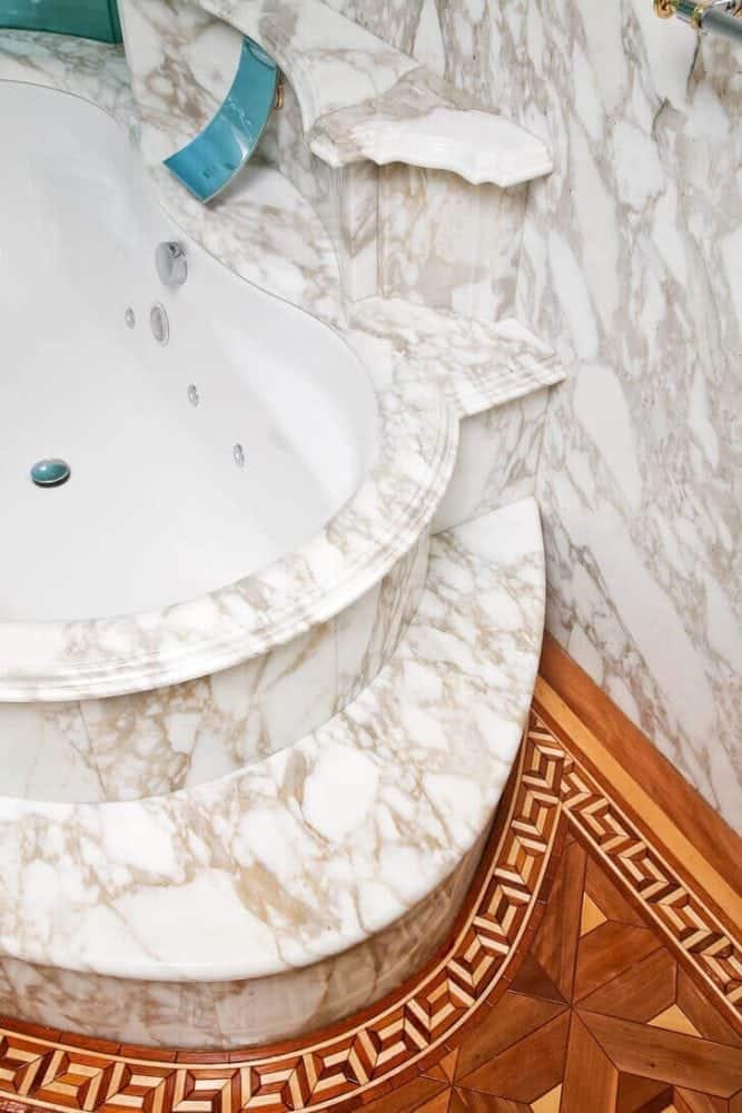 arabescato marble bath surround