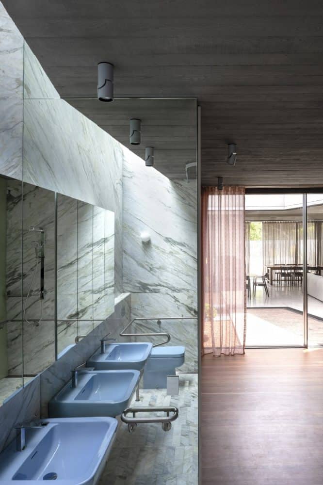 calacatta manhattan marble bathroom walls