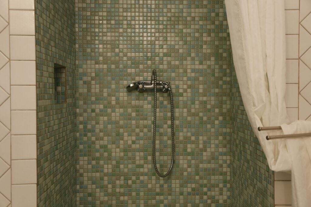 Pros and Cons of Onyx Shower Walls